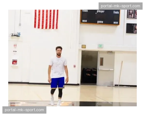 克莱·汤普森恢复全场5对5训练,有望在四周后回归 克莱·汤普森恢复全场5对5训练,有望在四周后回归