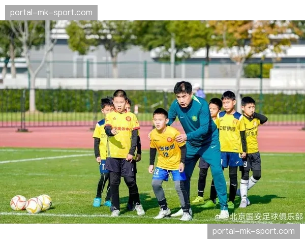 欧足联与联合国教科文组织在伦敦启动青少年足球公益项目 欧足联与联合国教科文组织在伦敦启动青少年足球公益项目